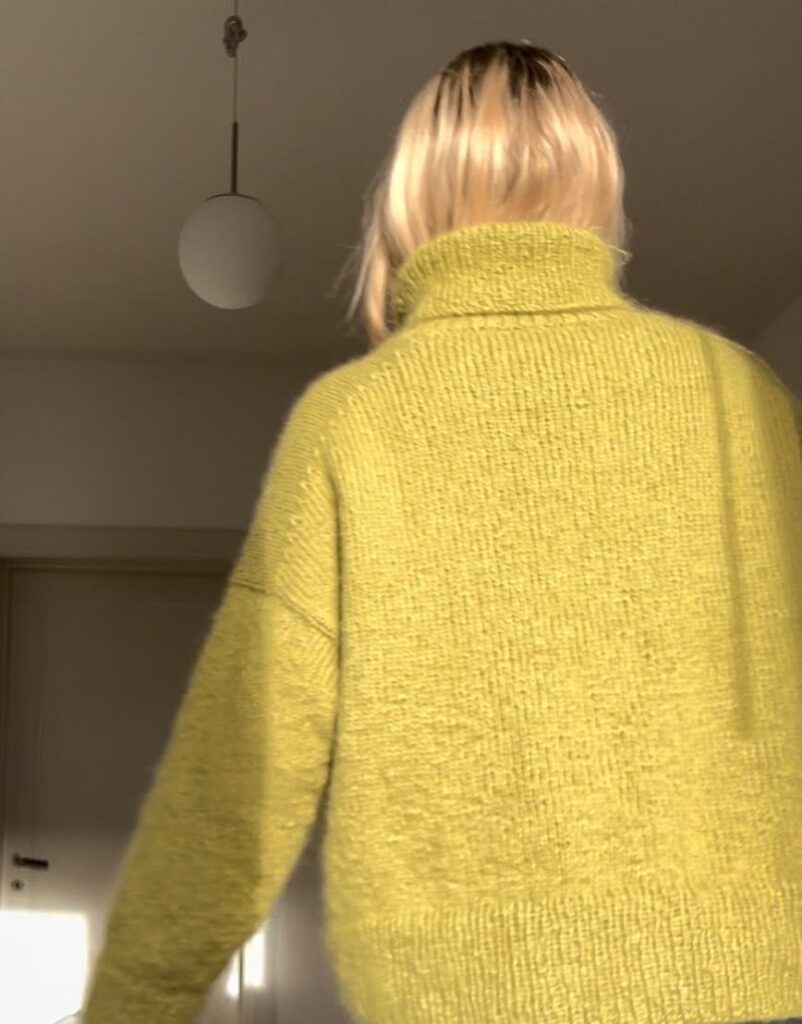 Olivengrøn Sweater No. 25 i DROPS Air og Kid-Silk set bagfra