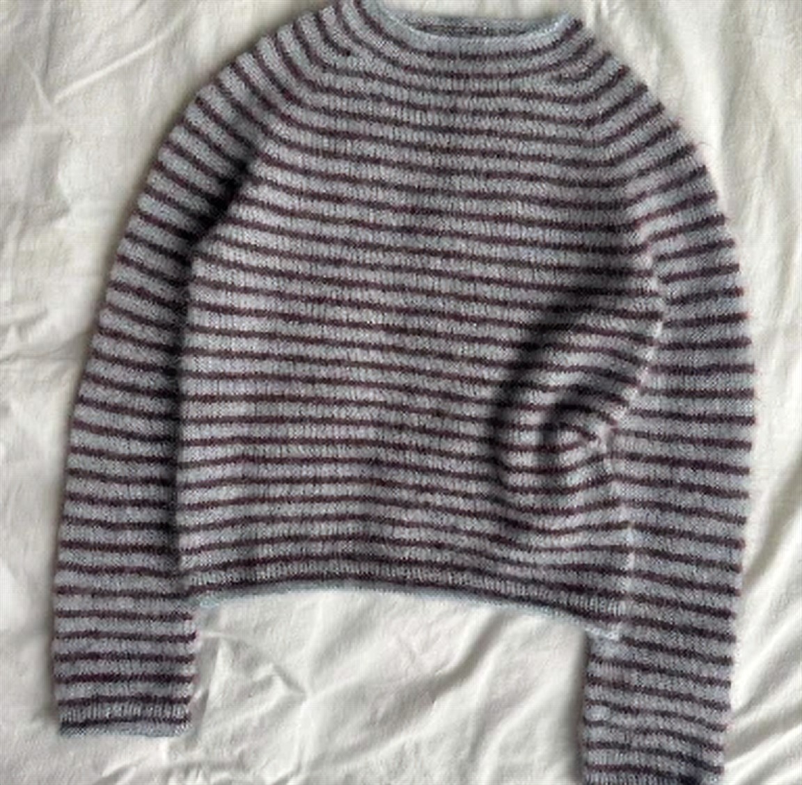 Stribet sweater i fluffy mohair i gråt og hvidt