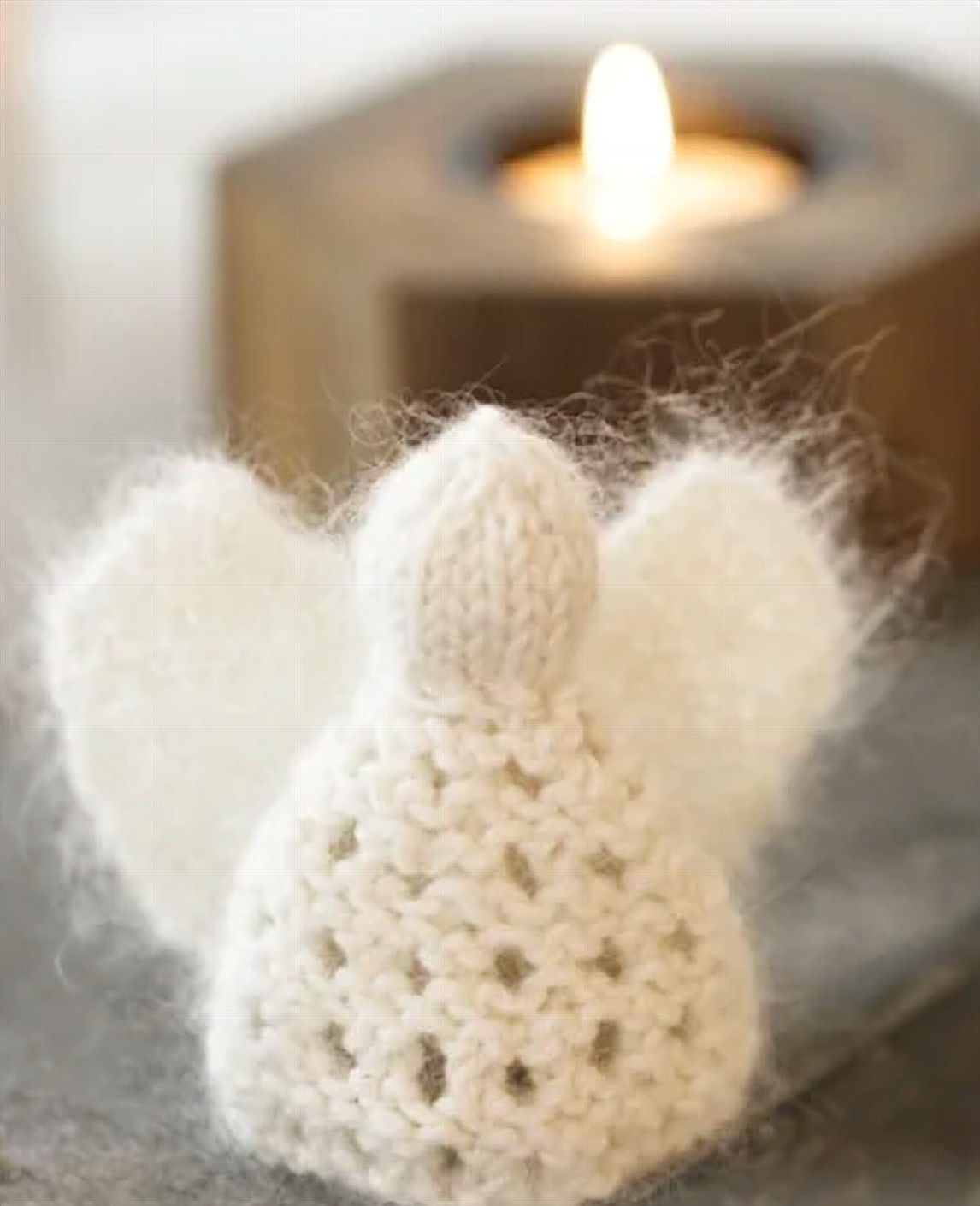 Strikket engel i hvid mohair lavet af garnrester