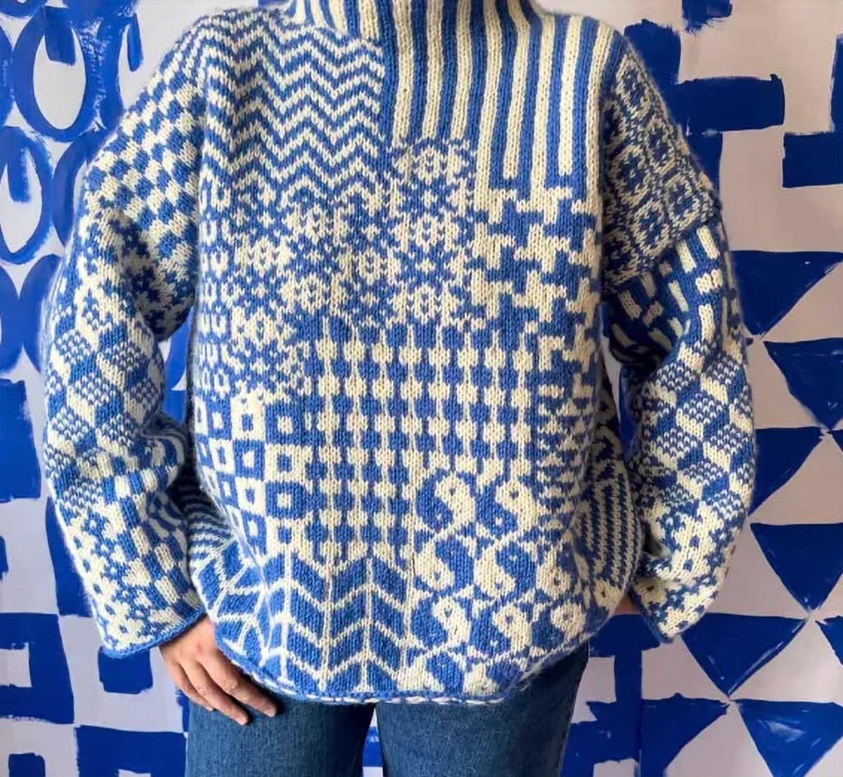 Nordic mix sweater strikket i blå og hvide mønstre