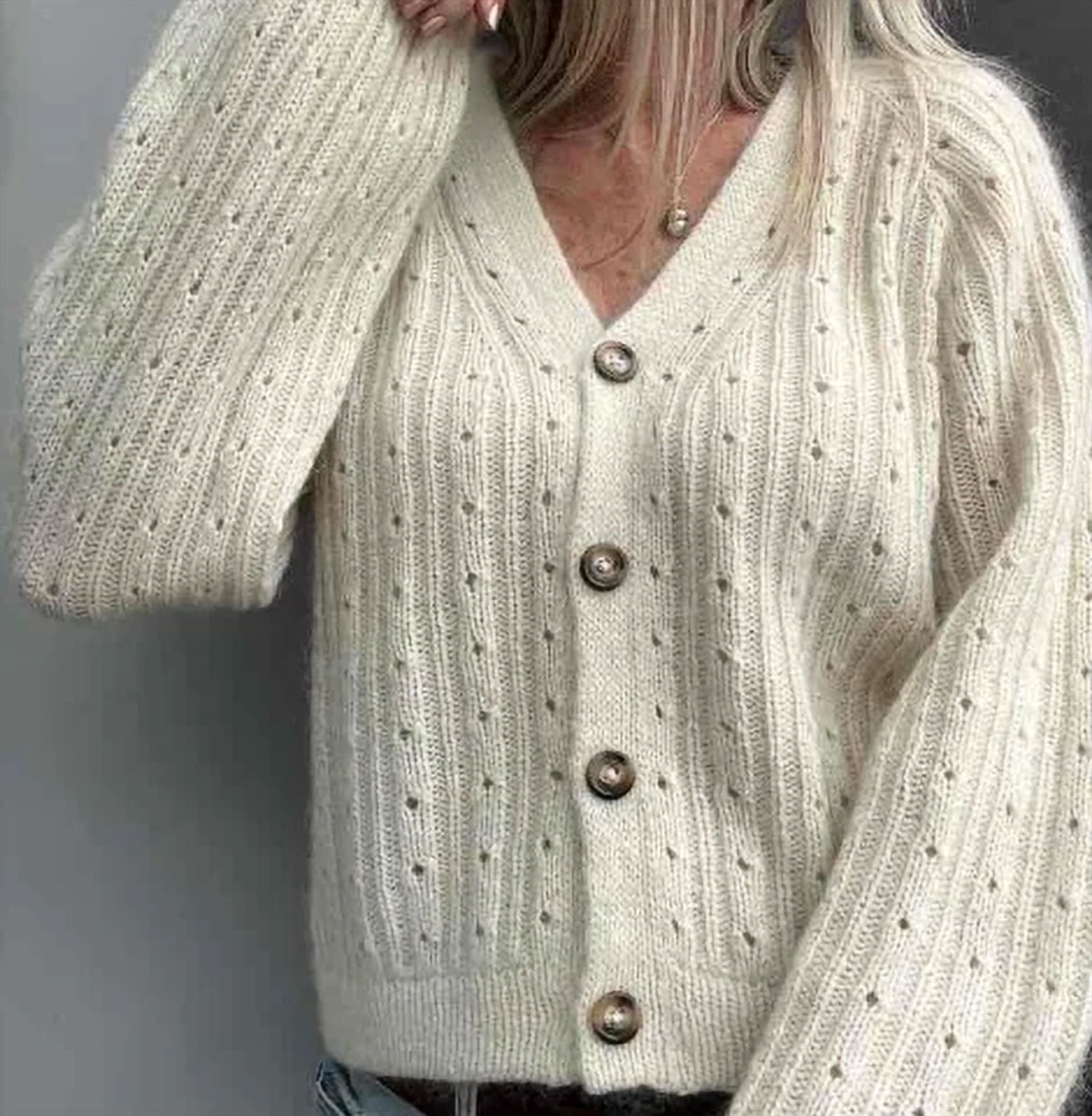 Cremefarvet strikket cardigan med hulmønster og knapper