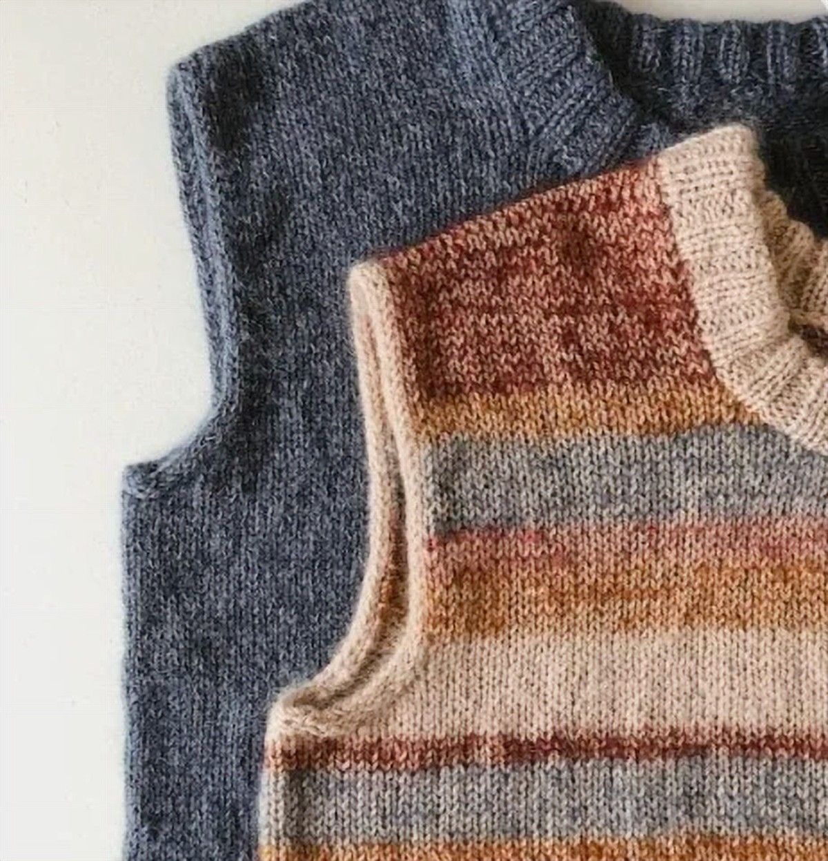 Strikket vest i striber af brune og orange nuancer