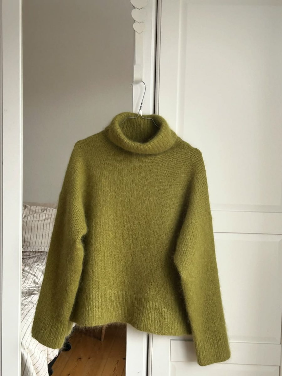 Grøn Sweater No. 25 strikket i DROPS Air og Kid-Silk på en bøjle